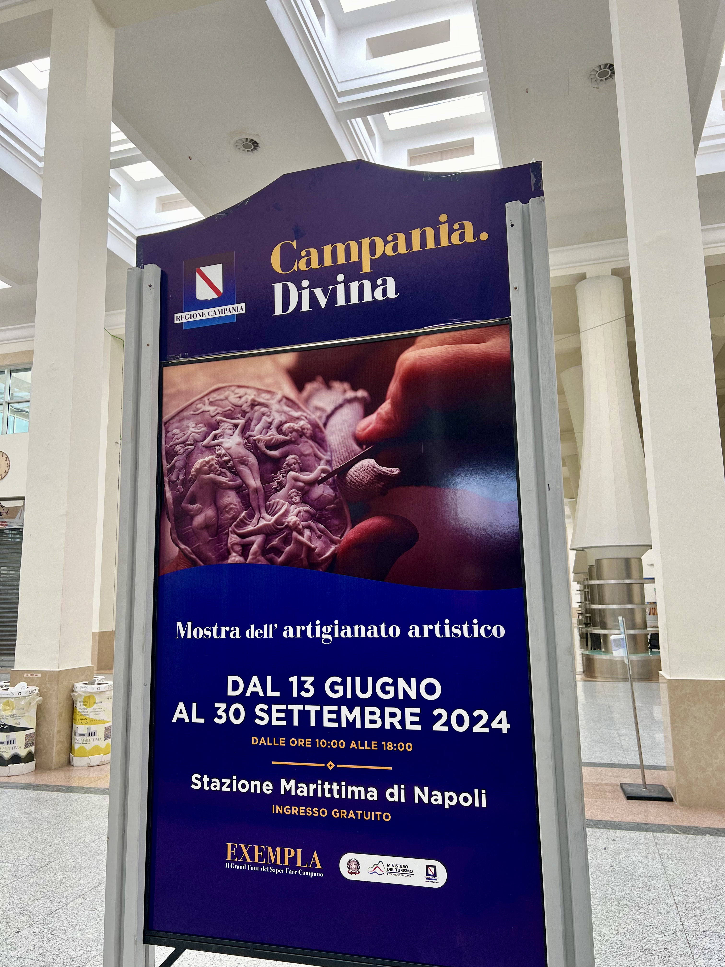 Campania.Divina alla Stazione Marittima di Napoli