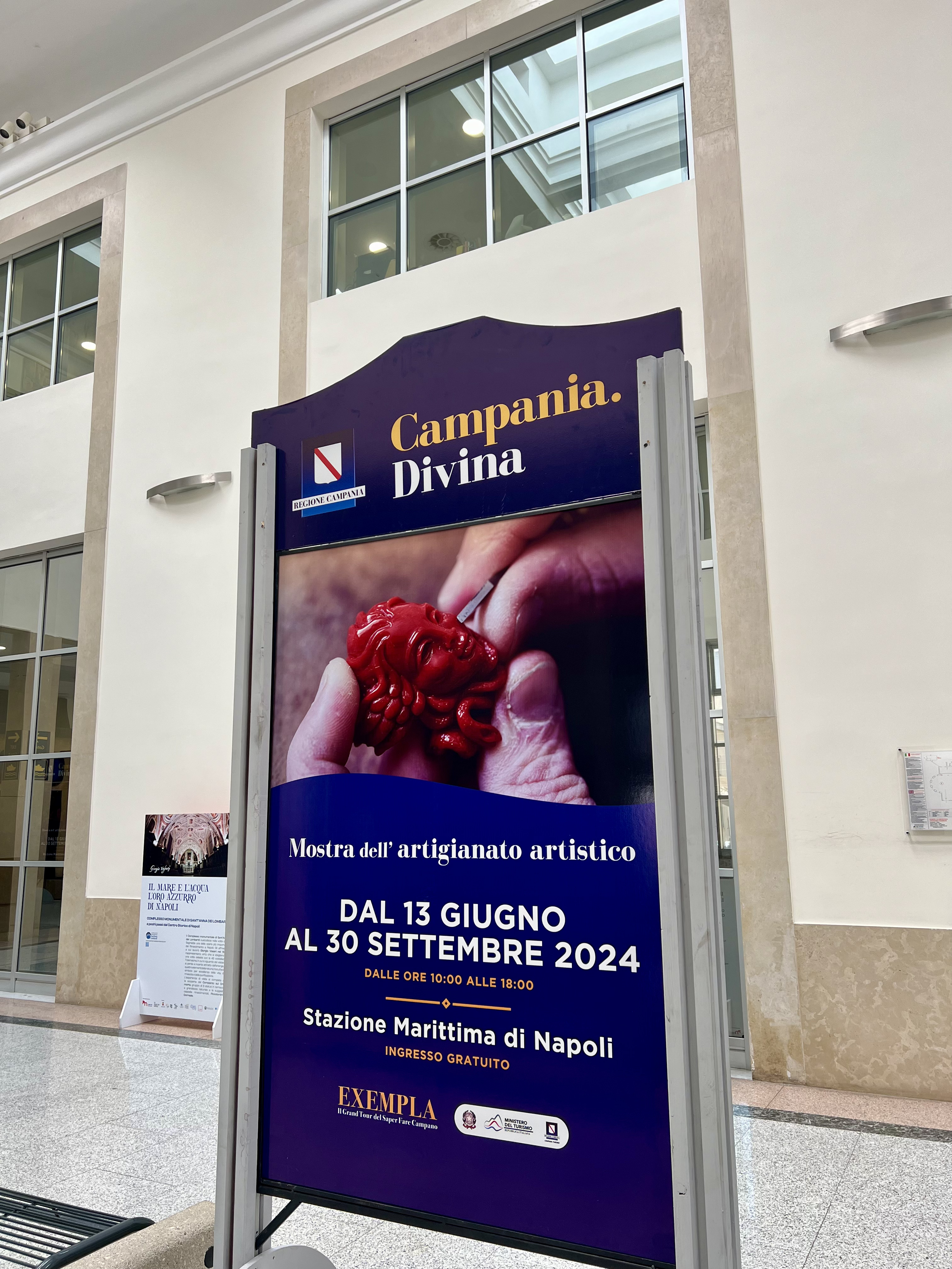 Campania.Divina alla Stazione Marittima di Napoli