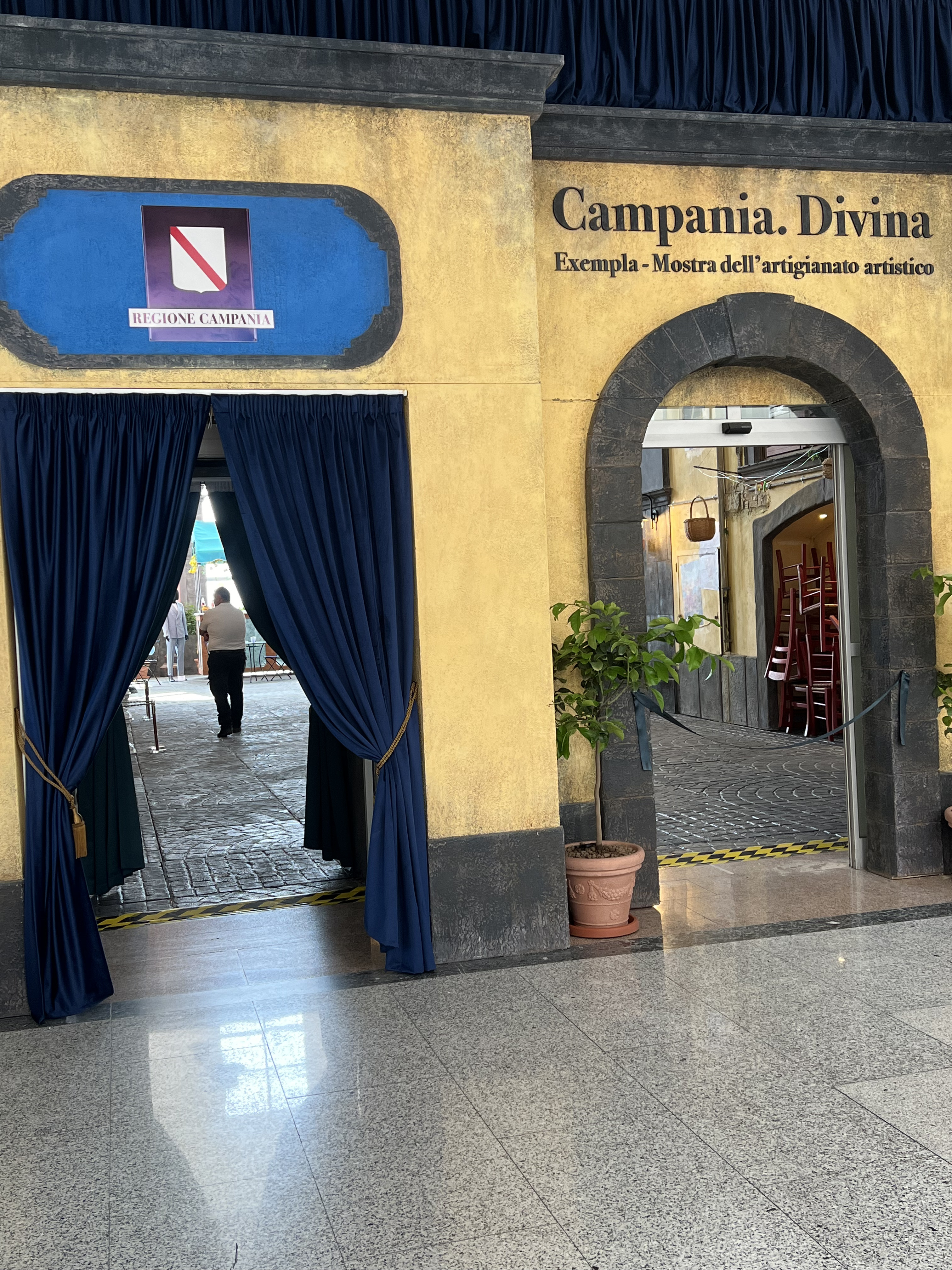 Campania.Divina alla Stazione Marittima di Napoli