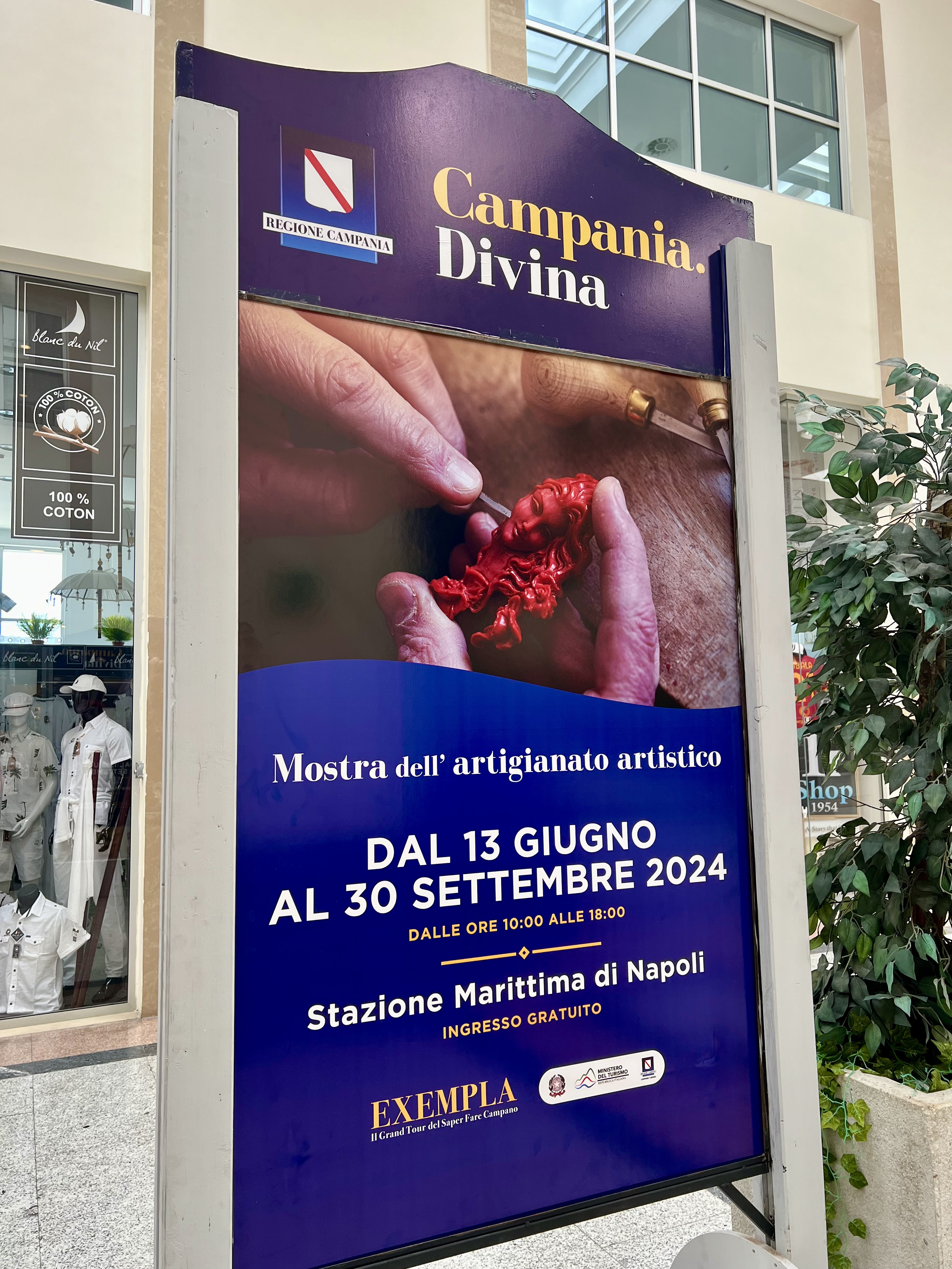 Campania.Divina alla Stazione Marittima di Napoli