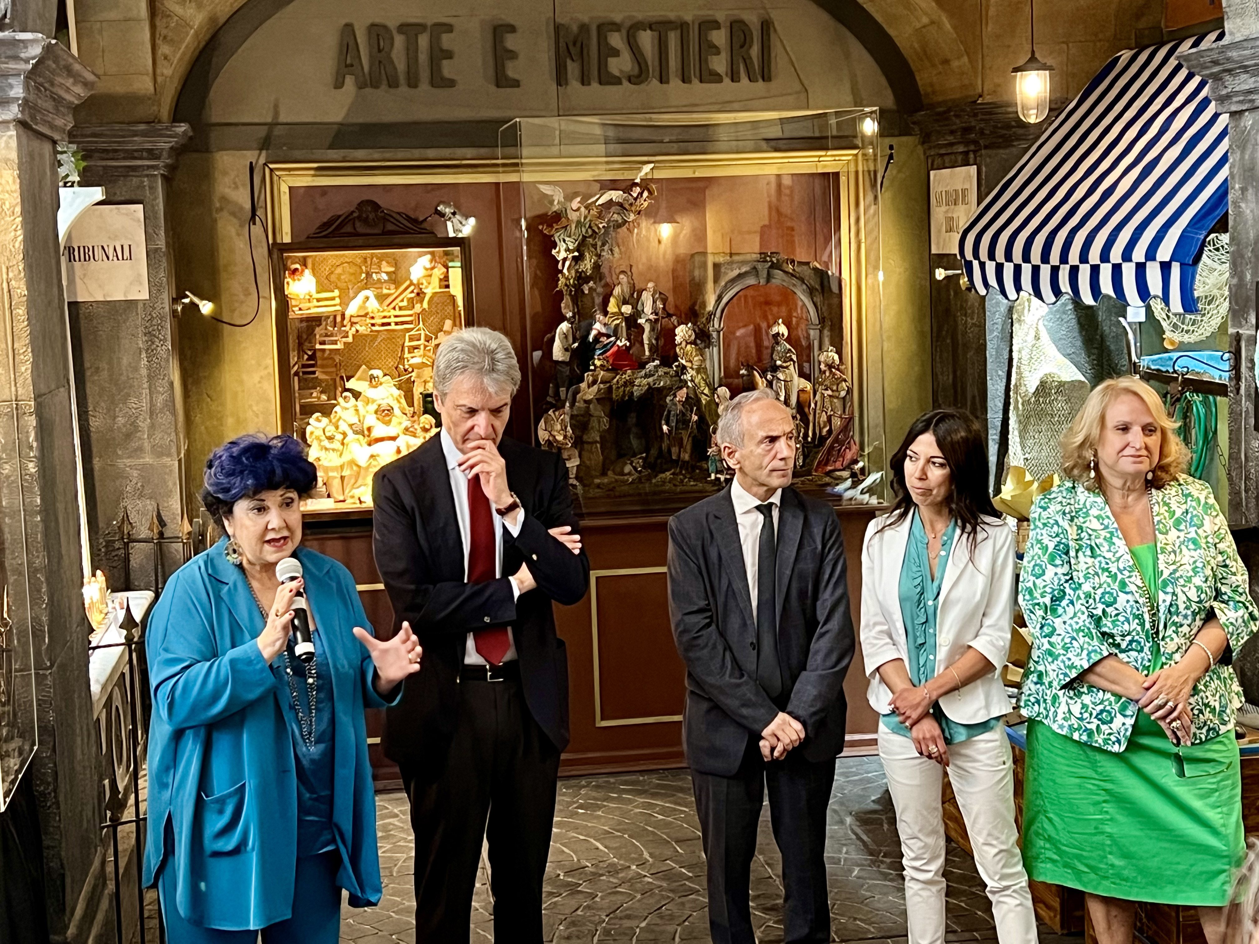 Campania.Divina alla Stazione Marittima di Napoli