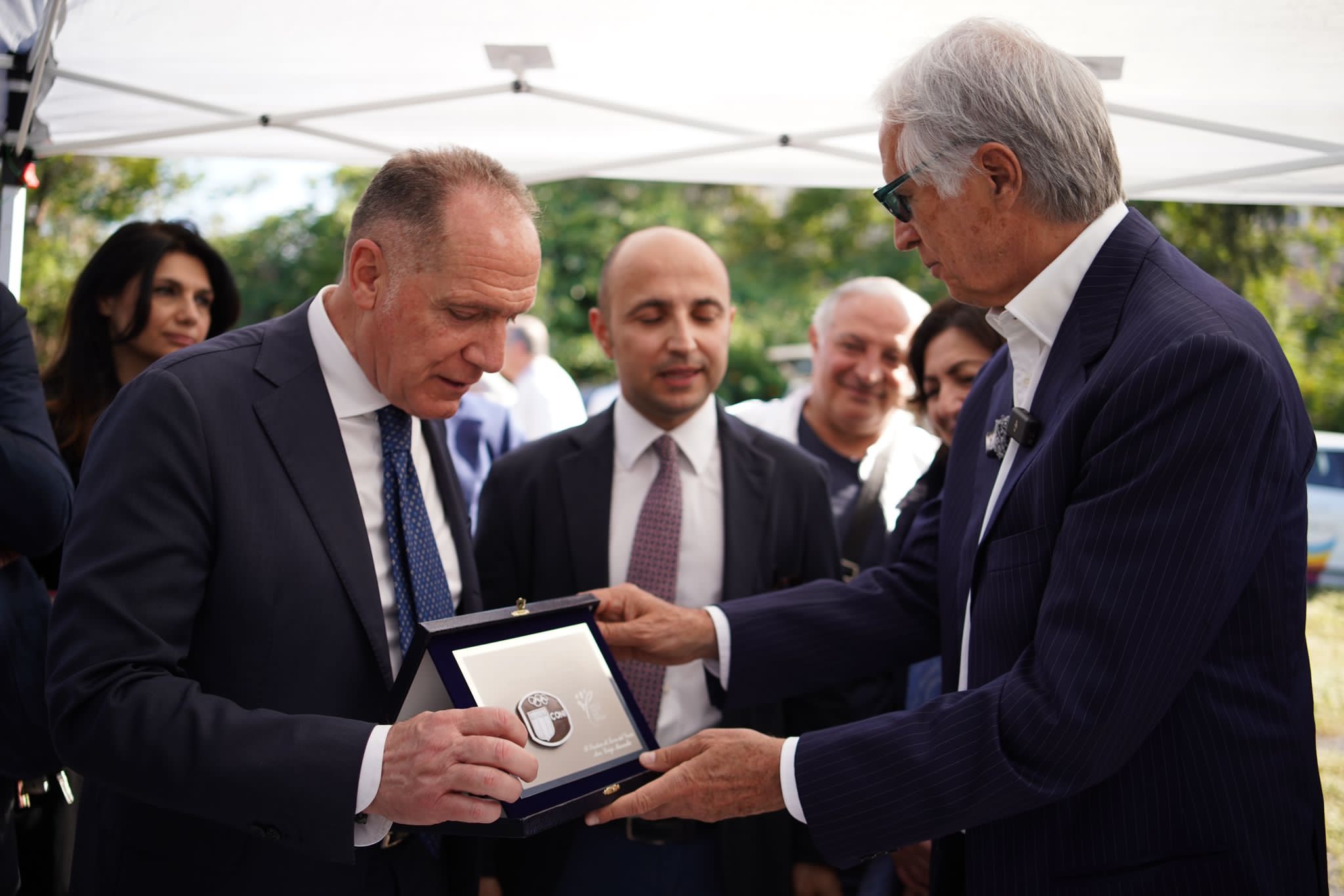 Presidente Coni Giovanni Malagò riceve un cammeo dal Presidente Vincenzo Aucella